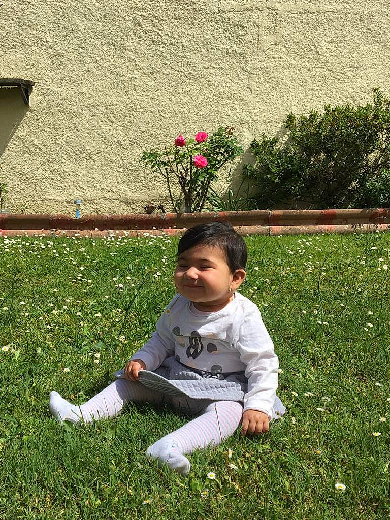 Emanuela participe au concours pour gagner de l'argent avec cette photo : botany, child, flower, garden, grass, grass_family, happy, joy, lawn, leaf, leg, person, plant, sitting, spring, toddler, tree, vacation, yard