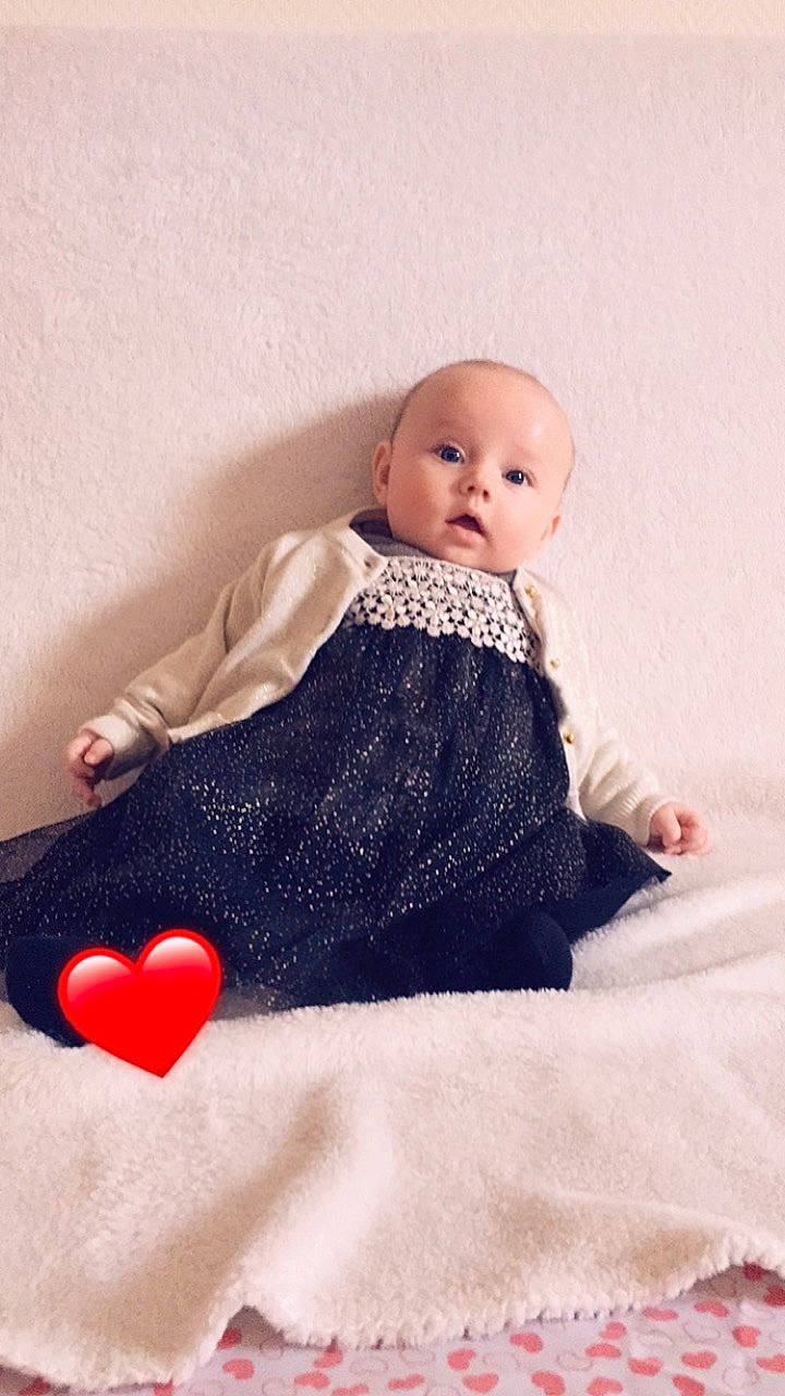 Maïssa a rejoint le concours — aidez-le/la à gagner de superbes lots ! baby, baby_toddler_clothing, child, outerwear, pattern, person, red, sitting, skin, surprise, textile, toddler