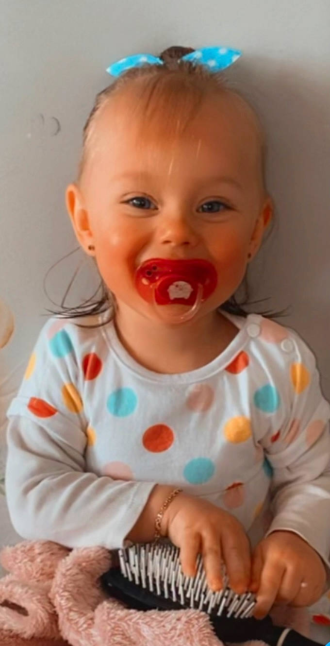 Maïssa a rejoint le concours — aidez-le/la à gagner de superbes lots ! baby, baby_toddler_clothing, cheek, child, eyelash, facial_expression, fun, happy, iris, lip, mouth, nose, pattern, person, pink, sitting, skin, sleeve, t_shirt, toddler