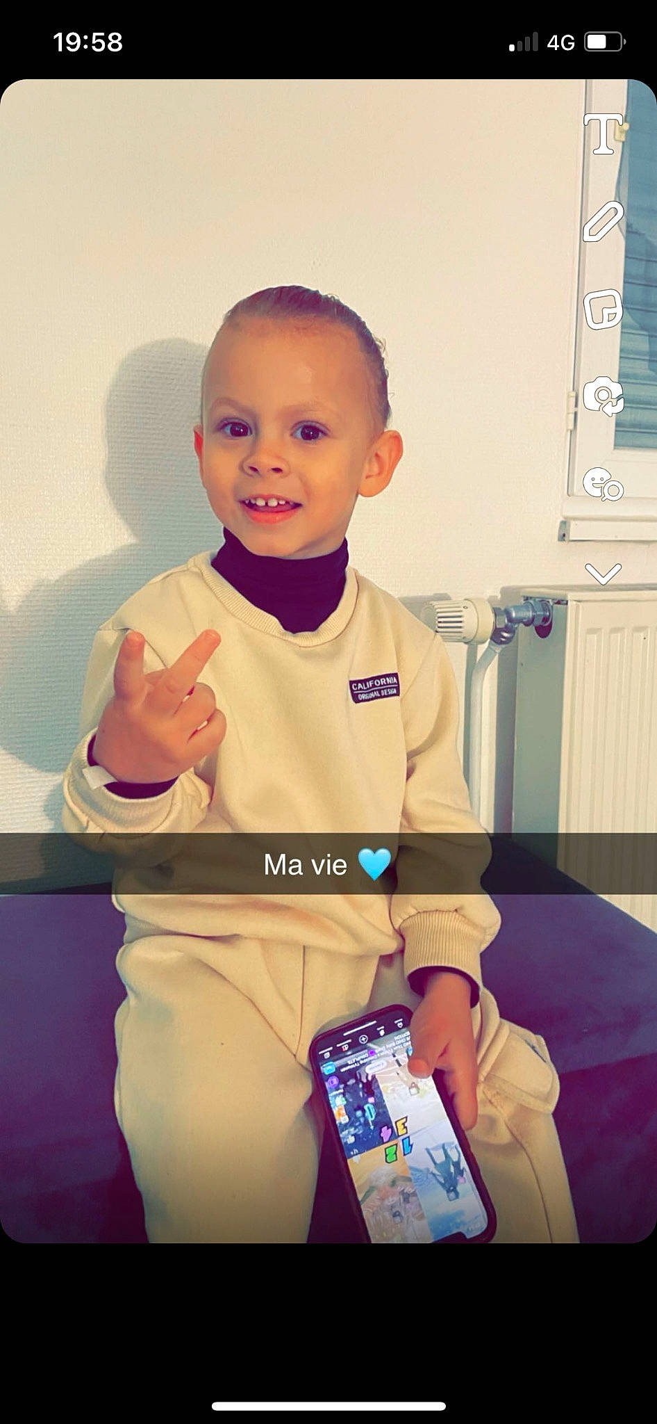 Mylan a rejoint le concours — aidez-le/la à gagner de superbes lots ! baby, baby_products, child, communication_device, elbow, electric_blue, finger, gadget, happy, home_appliance, joy, knee, person, portable_communications_device, product, room, sleeve, smile, standing, t_shirt