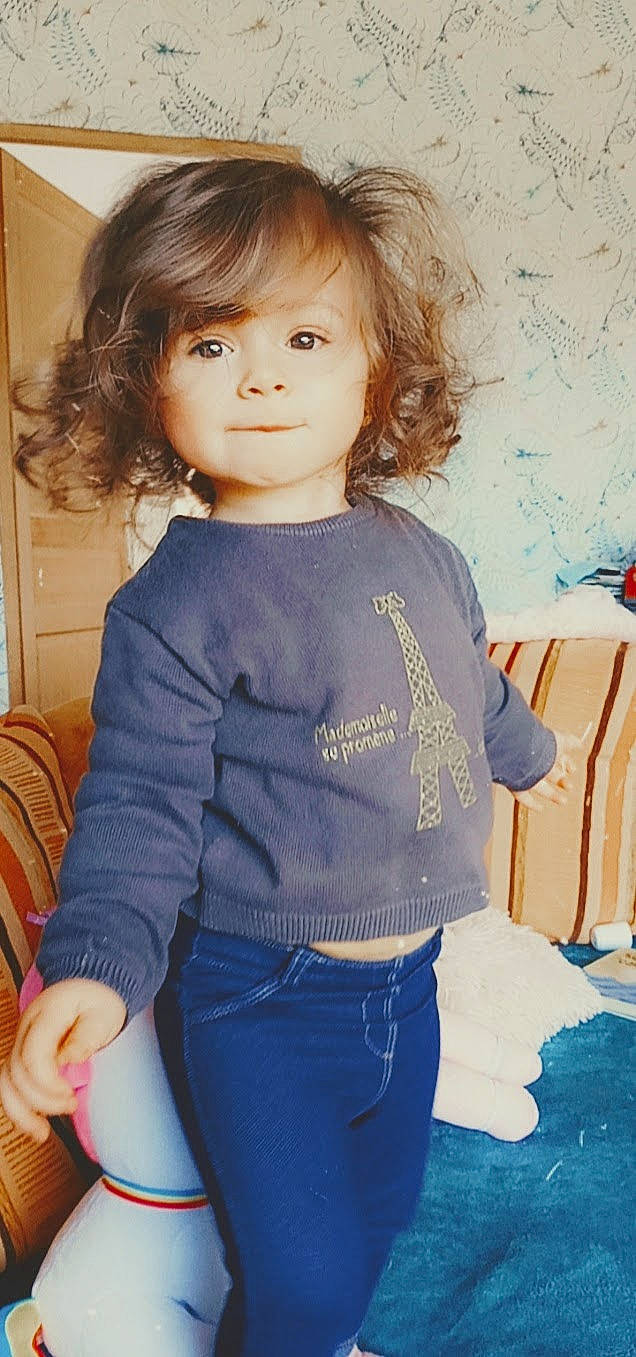 Enola a rejoint le concours — aidez-le/la à gagner de superbes lots ! beauty, blue, cheek, chin, eye, eyelash, hairstyle, happy, iris, joint, lip, neck, organ, person, shoulder, skin, sleeve, standing, t_shirt, toddler