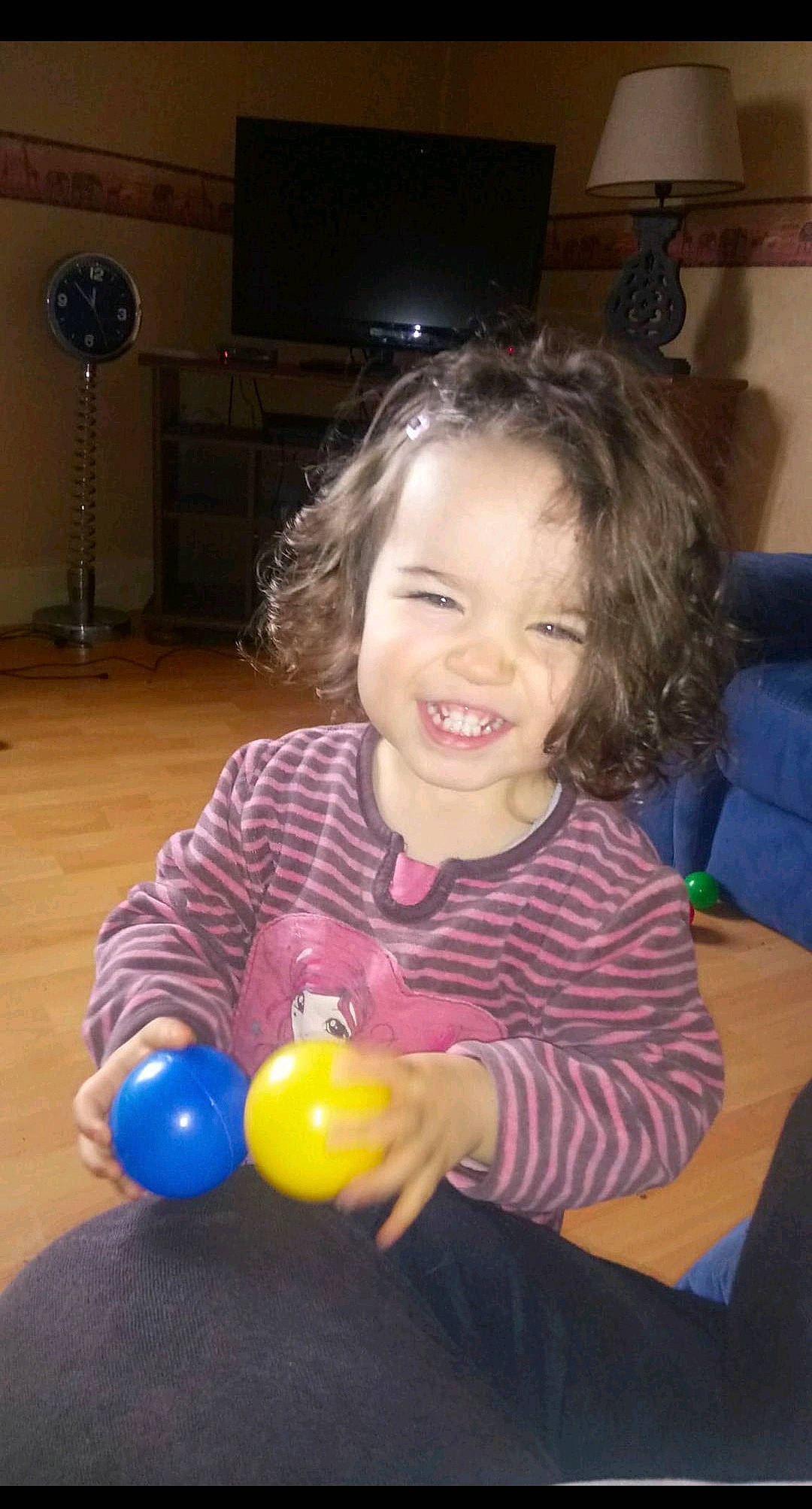 Naelle a rejoint le concours — aidez-le/la à gagner de superbes lots ! baby, beauty, child, electric_blue, event, facial_expression, flooring, fun, happy, head, home_appliance, iris, joy, mechanical_fan, organ, party, person, sitting, smile, standing