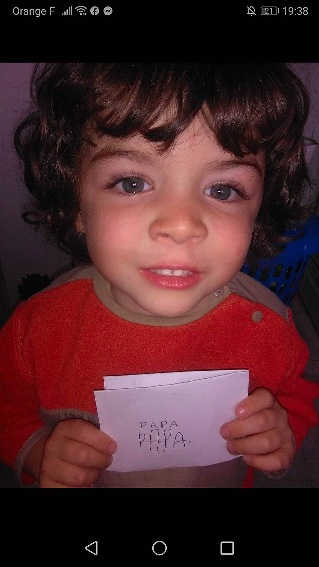 Nathan participe au concours pour gagner de l'argent avec cette photo : arm, cheek, chin, ear, eyebrow, eyelash, facial_expression, flash_photography, forehead, gesture, hair, hand, happy, iris, lip, mouth, nose, organ, person, skin