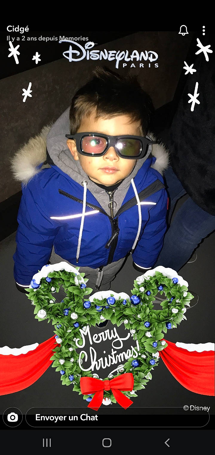 Massail a rejoint le concours — aidez-le/la à gagner de superbes lots ! bouquet, child, electric_blue, event, eyewear, facial_expression, flower, flower_arranging, flowering_plant, gadget, goggles, happy, jacket, organ, person, petal, plant, sunglasses, toddler, vision_care