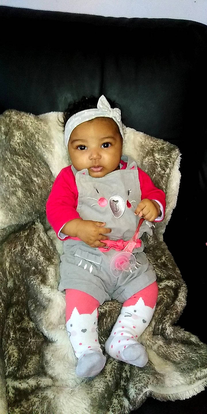 Mila participe au concours pour gagner de l'argent avec cette photo : baby, cheek, child, fun, headwear, person, pink, sitting, skin, toddler