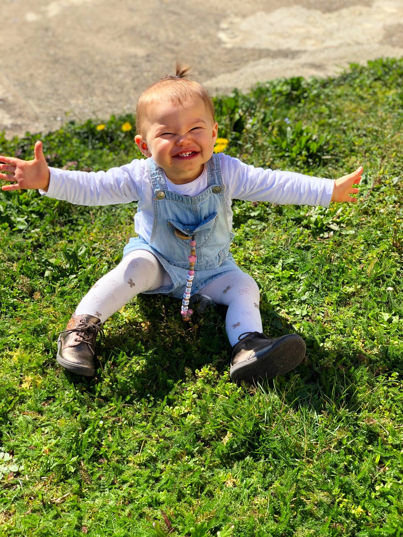 Louise a rejoint le concours — aidez-le/la à gagner de superbes lots ! baby_toddler_clothing, child, field, fun, grass, grass_family, grassland, groundcover, happy, joy, landscape, lawn, meadow, natural_environment, people_in_nature, person, plant, prairie, sitting, smile