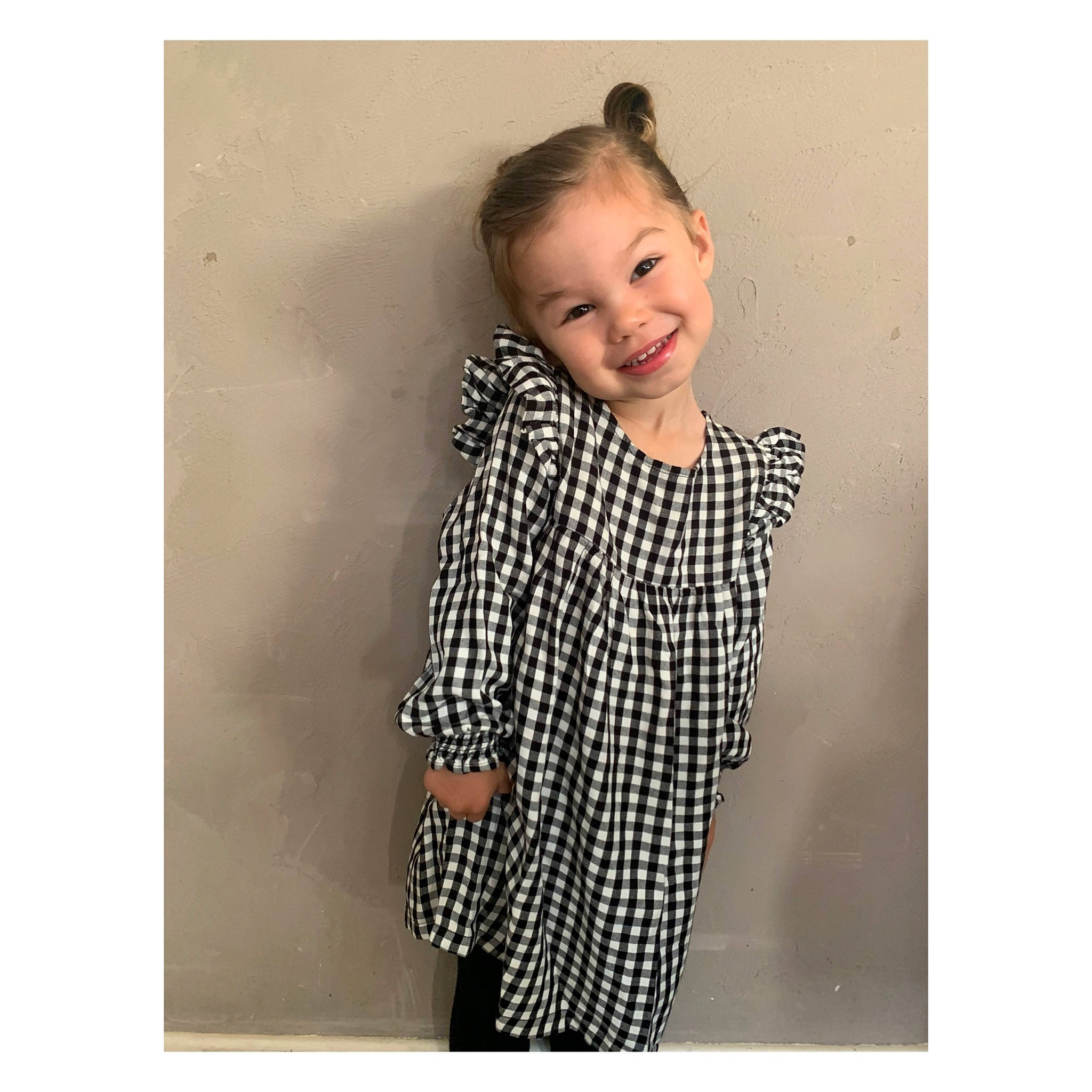 Louise a rejoint le concours — aidez-le/la à gagner de superbes lots ! arm, blazer, collar, denim, dress_shirt, elbow, fashion_accessory, gesture, happy, joy, neck, pattern, person, plaid, rectangle, shirt, sleeve, smile, street_fashion, t_shirt