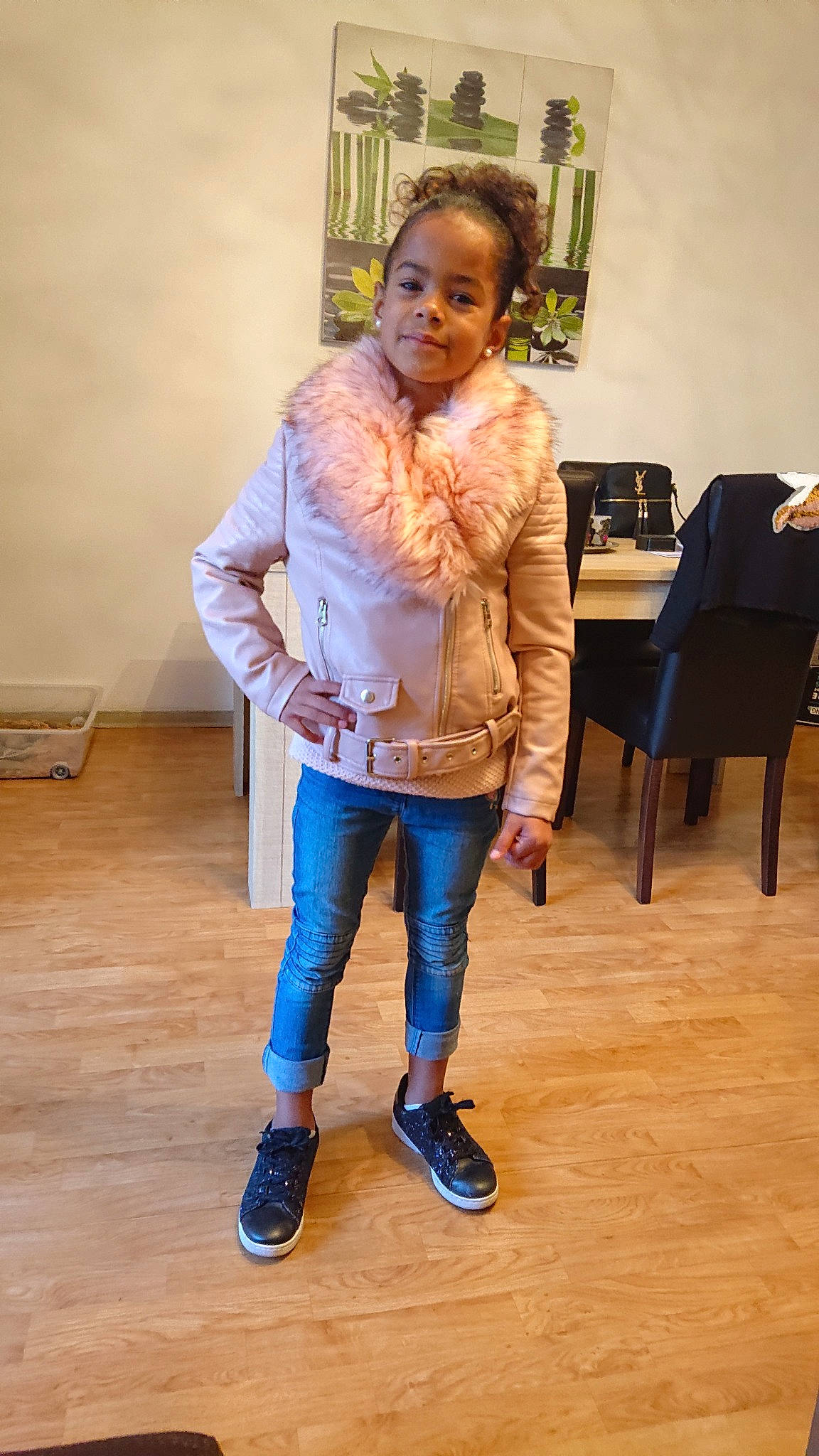 Léana a rejoint le concours — aidez-le/la à gagner de superbes lots ! denim, fashion, footwear, jacket, jeans, outerwear, person, shoe, tights, trousers, white