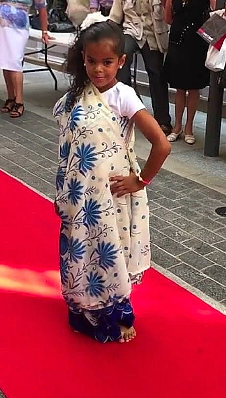 Léana participe au concours pour gagner de l'argent avec cette photo : carpet, child, clothing, costume, dress, fashion, fashion_design, flooring, kimono, person, red_carpet, toddler