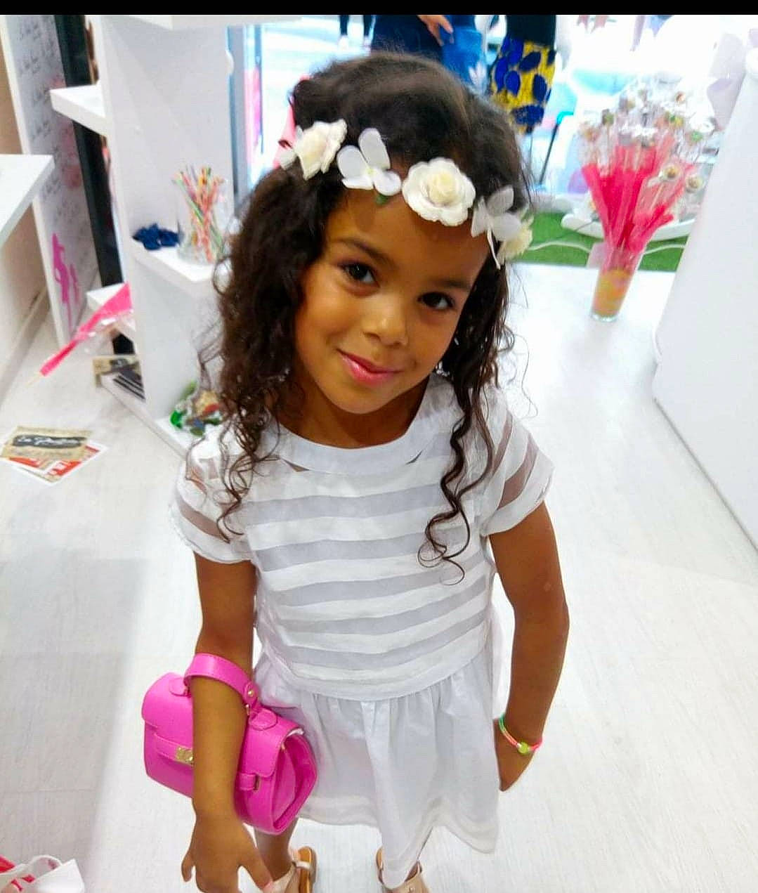 Léana a rejoint le concours — aidez-le/la à gagner de superbes lots ! black_hair, brown_hair, child, child_model, crown, dress, ear, fashion_accessory, flower_girl, hair, hair_accessory, hairstyle, happy, headband, headgear, headpiece, headwear, joy, long_hair, person