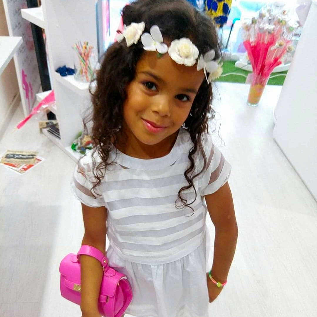 Léana a rejoint le concours — aidez-le/la à gagner de superbes lots ! black_hair, brown_hair, child, child_model, crown, dress, ear, fashion_accessory, flower_girl, hair, hair_accessory, hairstyle, happy, headband, headgear, headpiece, headwear, joy, long_hair, person
