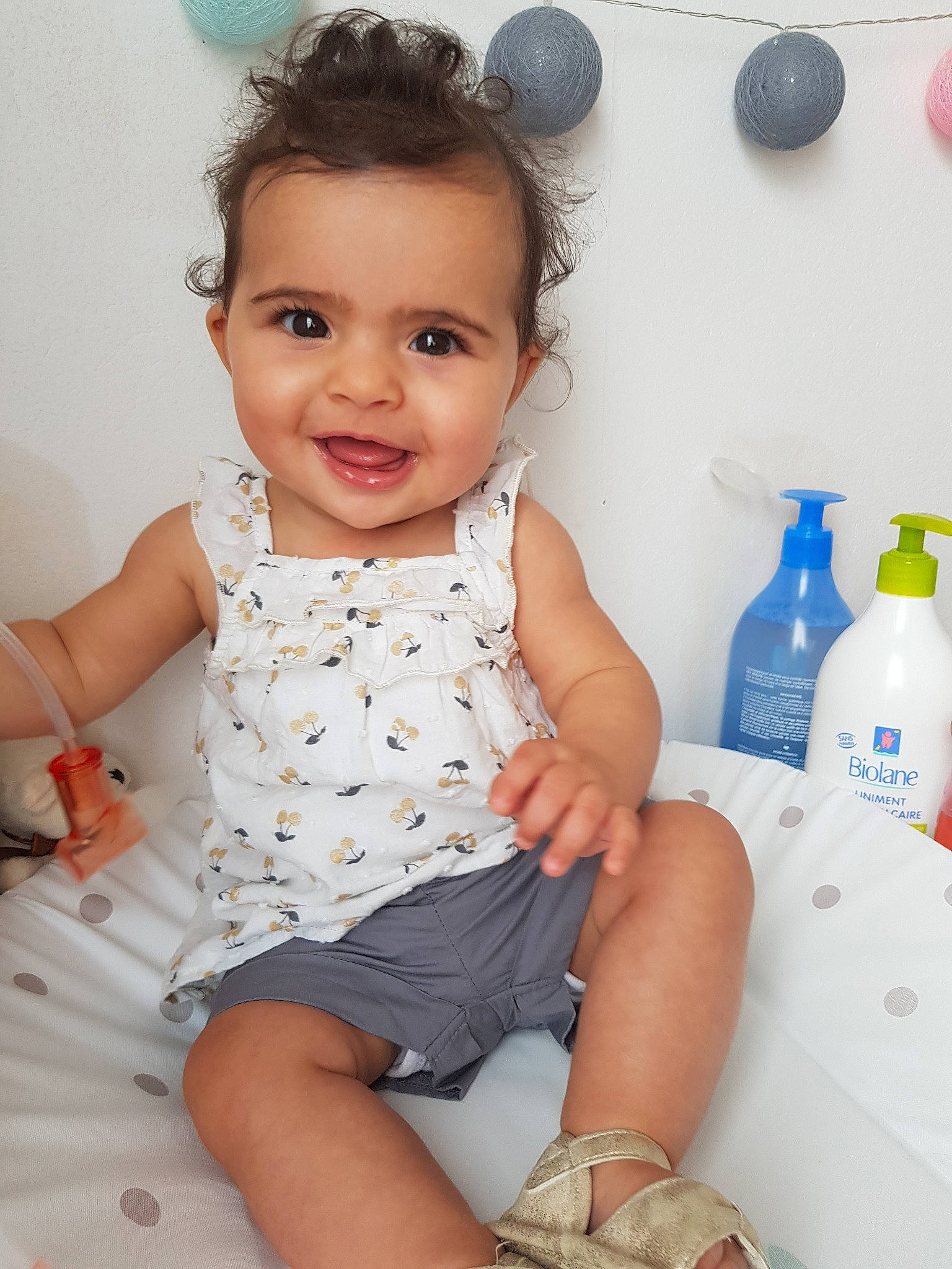 Amel a rejoint le concours — aidez-le/la à gagner de superbes lots ! baby, baby_products, baby_toddler_clothing, cheek, child, daughter, ear, eye, happy, person, play, product, sitting, skin, smile, toddler
