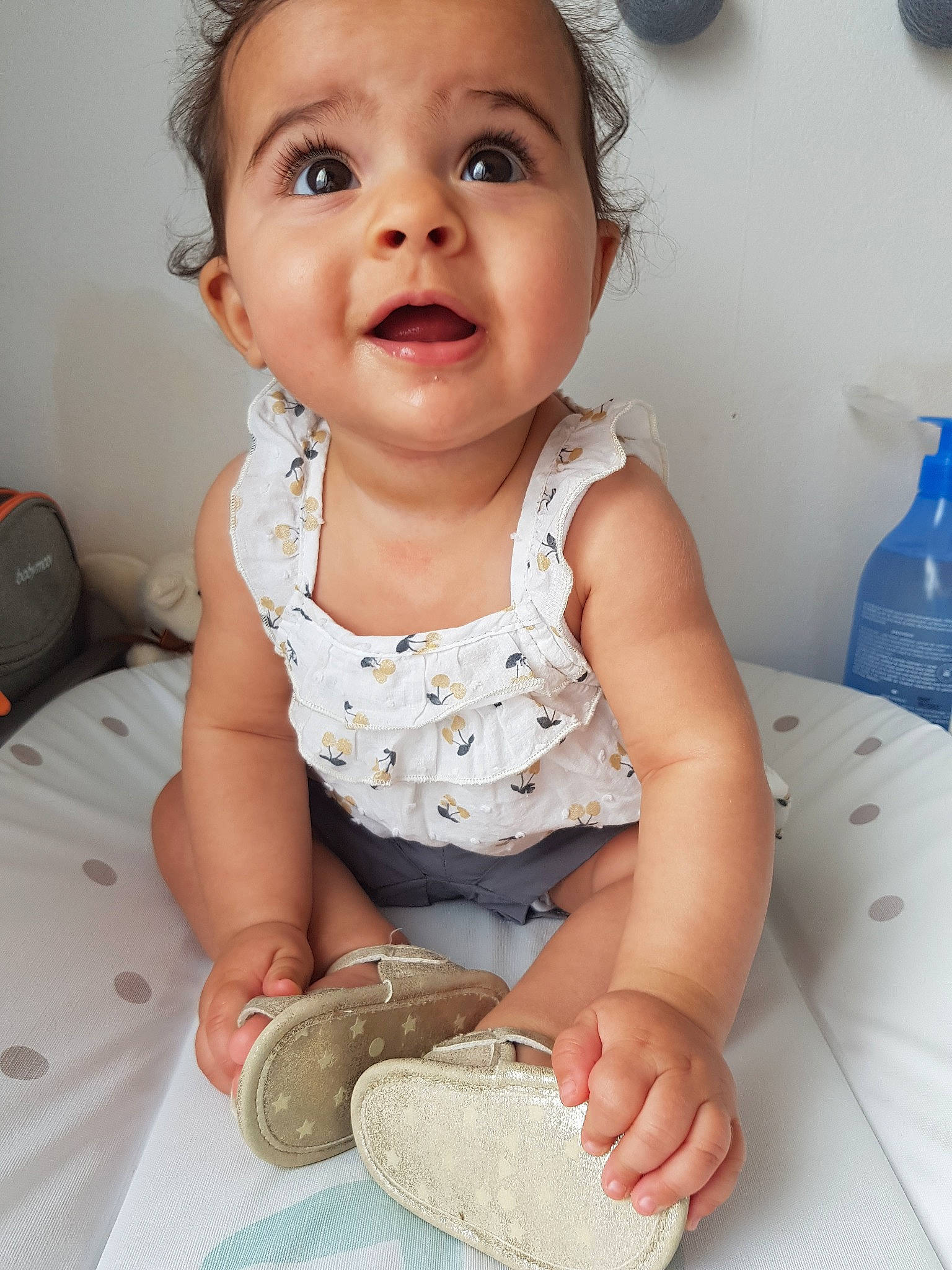 Amel participe au concours pour gagner de l'argent avec cette photo : baby, child, food, person, play, sitting, skin, smile, toddler