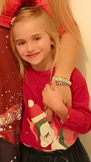 Ilina participe au concours pour gagner de l'argent avec cette photo : arm, beauty, child, eyelash, face, gesture, hair, hairstyle, happy, jewellery, joy, lip, neck, organ, person, pink, red, skin, sleeve, smile