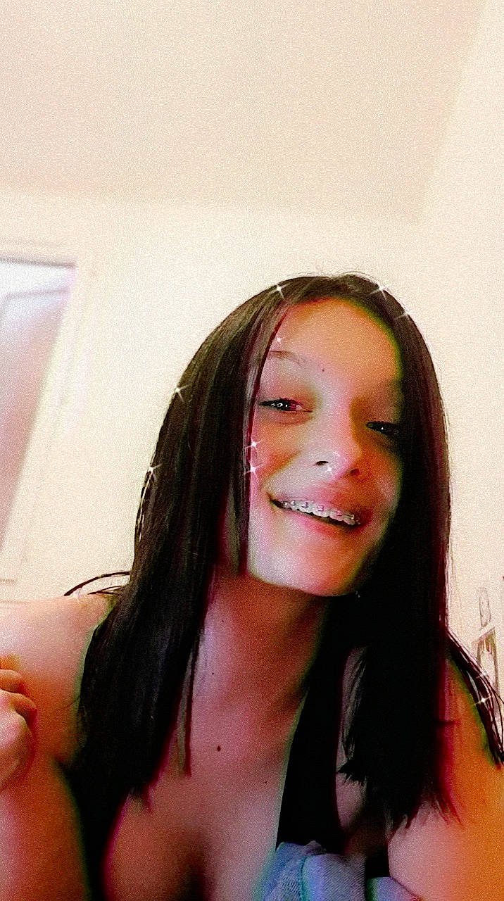 Alexia a rejoint le concours — aidez-le/la à gagner de superbes lots ! beauty, black_hair, brown_hair, cheek, chin, eye, eyebrow, face, facial_expression, forehead, hair, hairstyle, head, joy, lip, long_hair, mouth, nose, person, pink