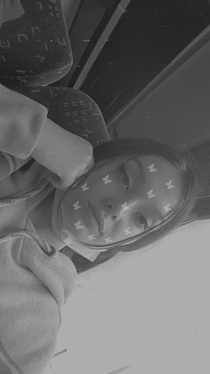 Alexia a rejoint le concours — aidez-le/la à gagner de superbes lots ! black_and_white, hand, monochrome, person, white