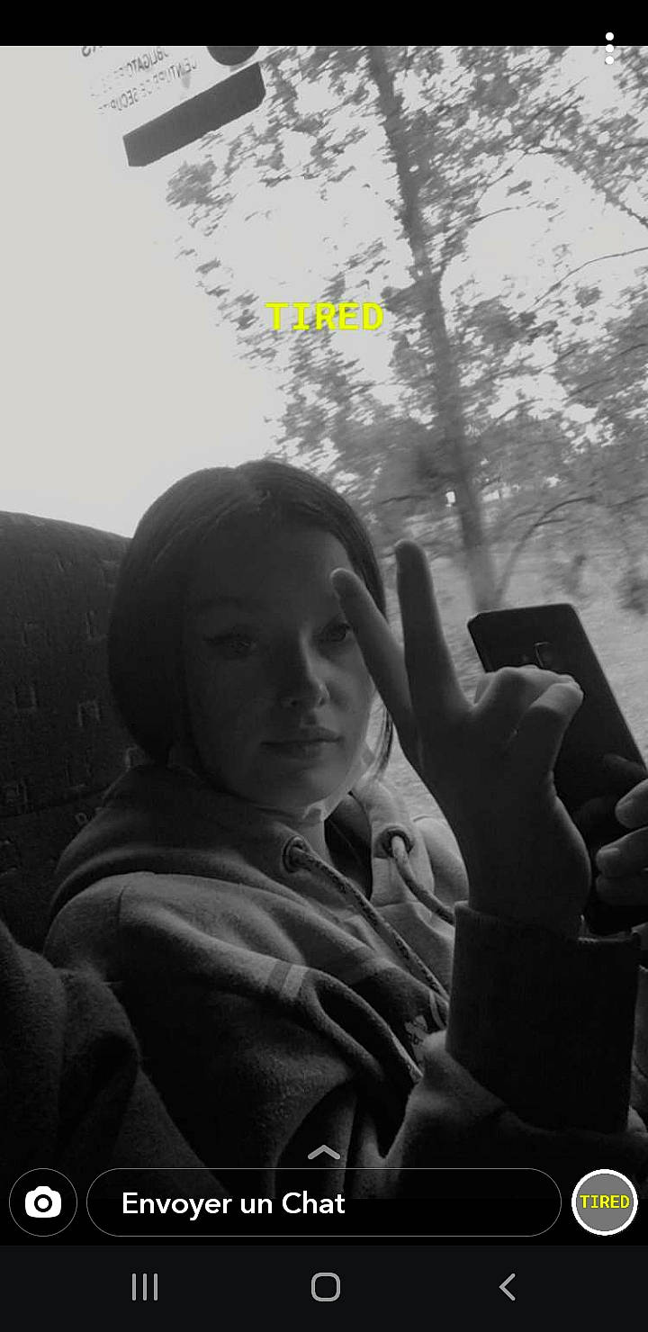 Alexia participe au concours pour gagner de l'argent avec cette photo : black, black_and_white, hand, human, monochrome, monochrome_photography, person, photography, sky, stock_photography, style, under_exposed