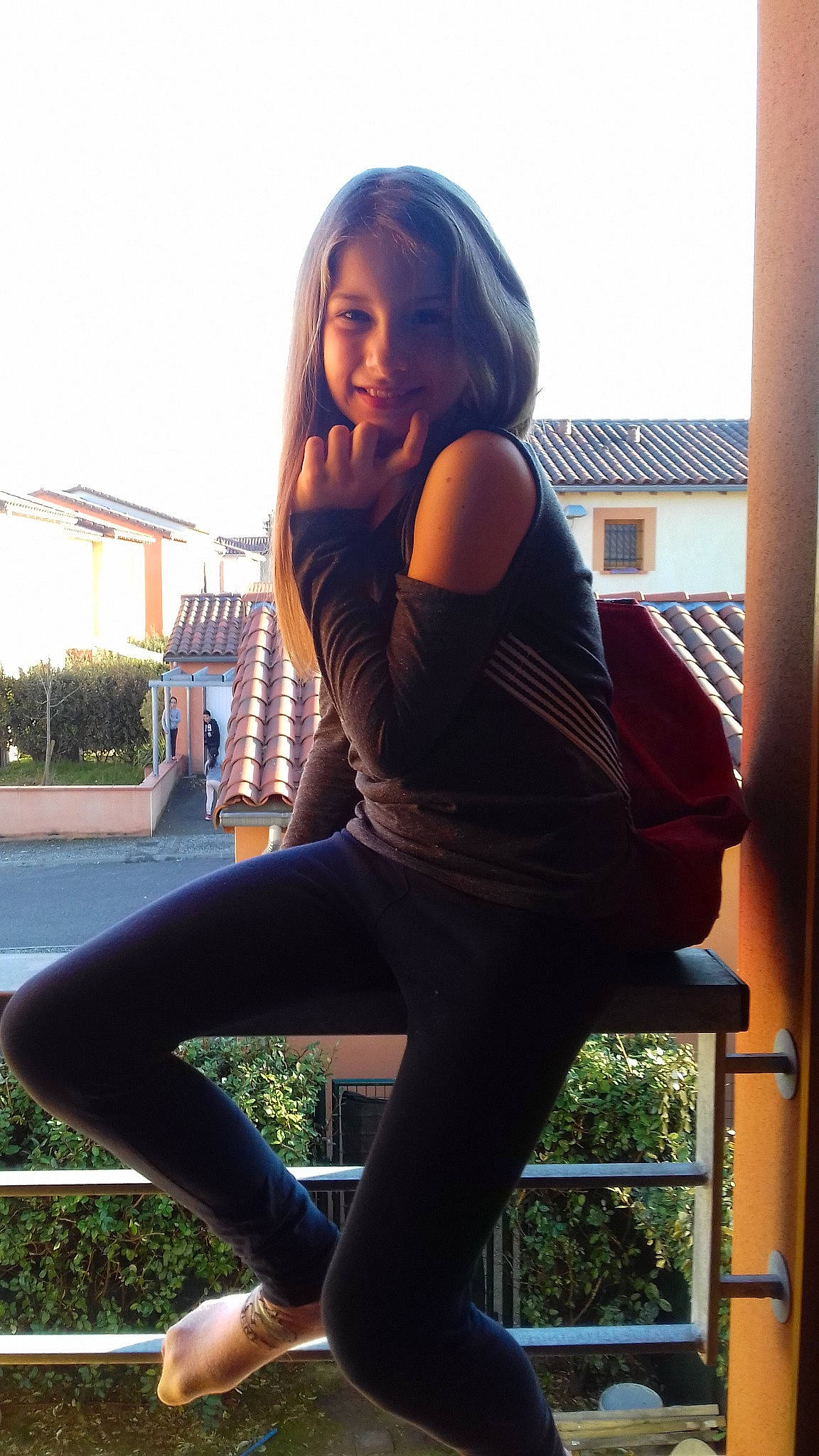 Soshanna participe au concours pour gagner de l'argent avec cette photo : beauty, black, brown_hair, clothing, dress, fashion, human_leg, jeans, knee, lady, leg, leggings, long_hair, model, person, sitting, sportswear, thigh, tights, tree