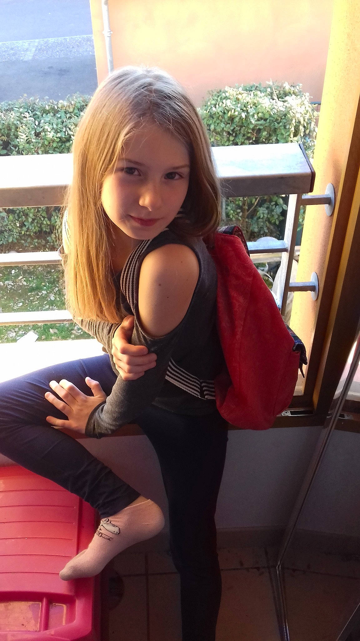 Soshanna a rejoint le concours — aidez-le/la à gagner de superbes lots ! brown_hair, clothing, joint, leg, leggings, long_hair, person, shoulder, sportswear, stocking, thigh, tights, trousers, yoga_pant