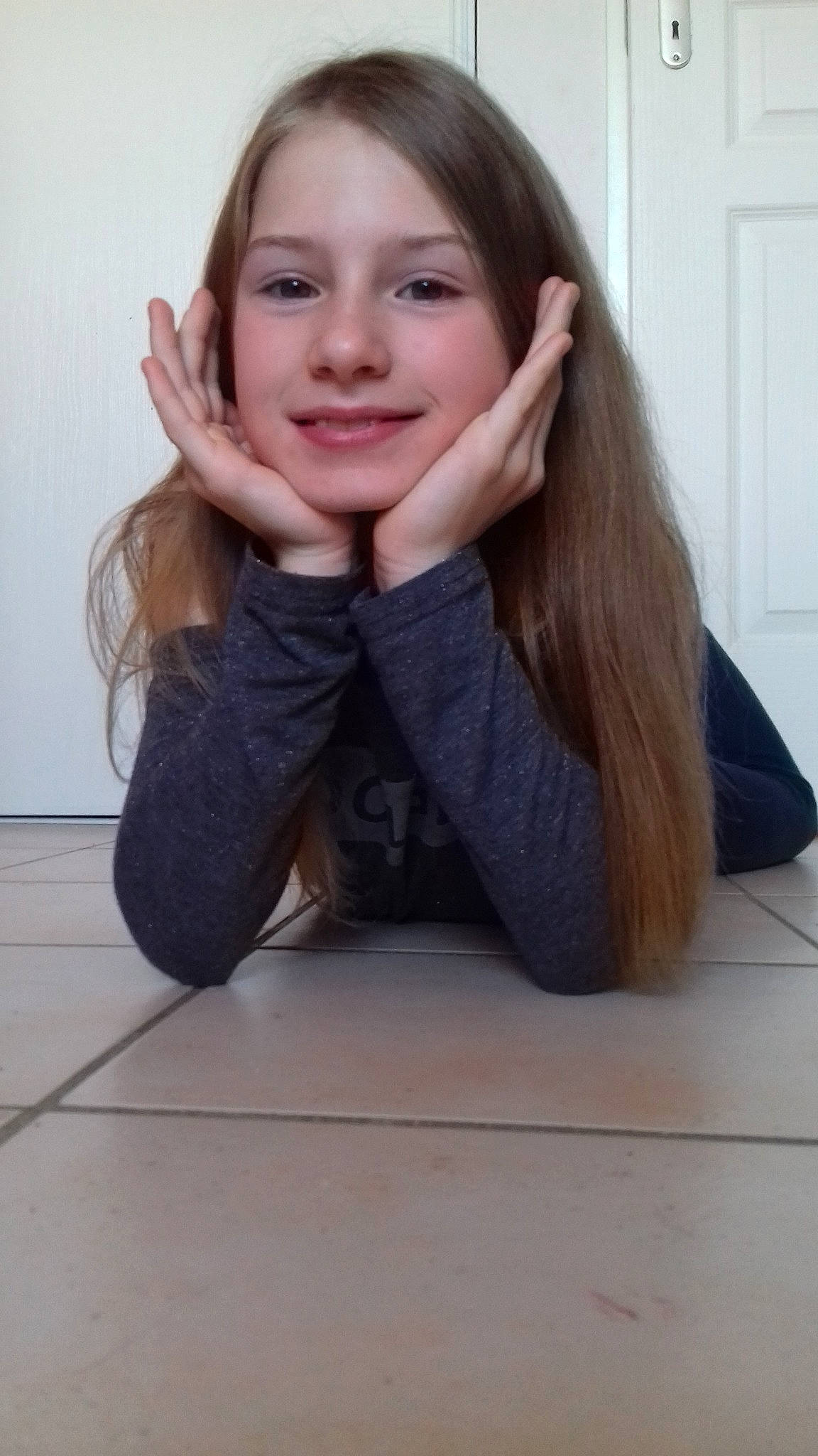 Soshanna a rejoint le concours — aidez-le/la à gagner de superbes lots ! beauty, cheek, child, child_model, chin, ear, face, facial_expression, floor, forehead, hair, hairstyle, head, joy, lip, long_hair, neck, nose, person, sitting