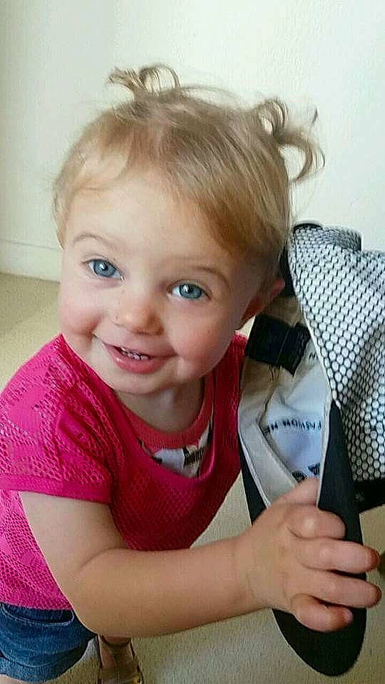 Cléopha a rejoint le concours — aidez-le/la à gagner de superbes lots ! child, eye, face, facial_expression, girl, hair, hairstyle, hand, head, human_body, infant, joy, organ, person, skin, smile, toddler