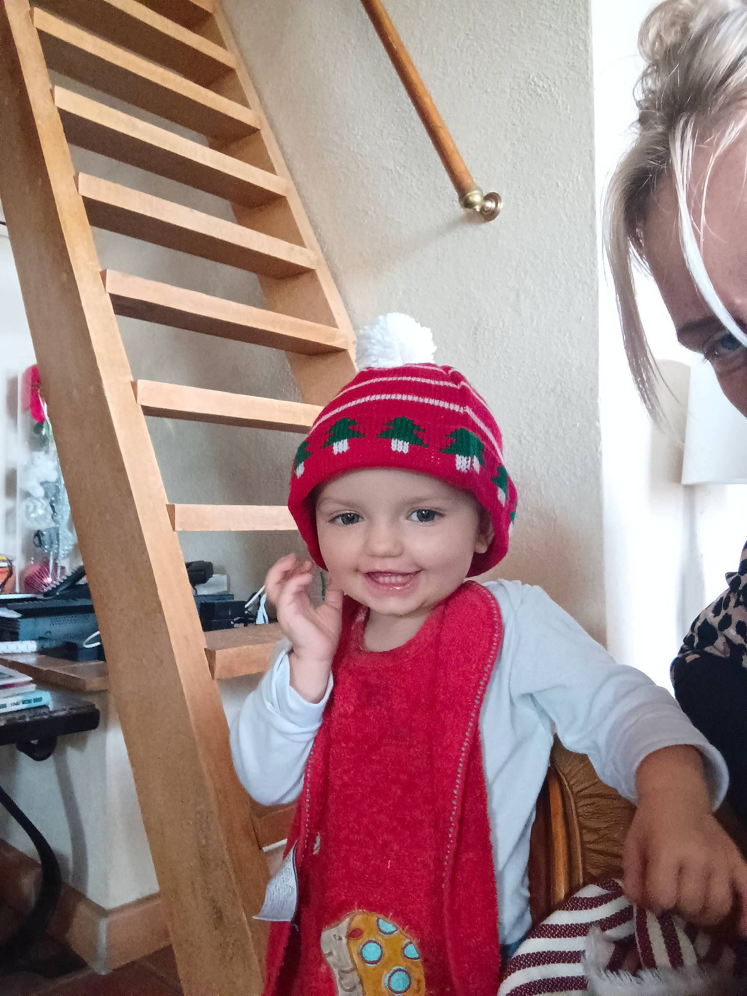 Amélie a rejoint le concours — aidez-le/la à gagner de superbes lots ! baby, baby_toddler_clothing, cap, child, costume, eyewear, fashion_accessory, fun, happy, headwear, holiday, joy, person, room, sleeve, smile, stairs, sunglasses, t_shirt, textile