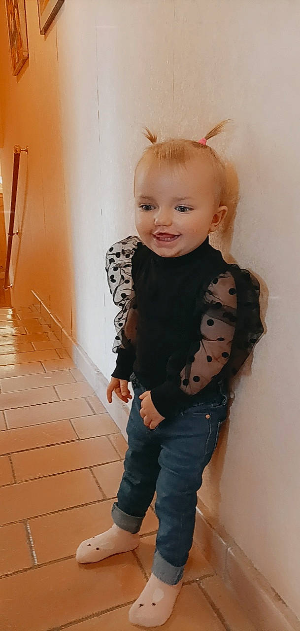 Amélie participe au concours pour gagner de l'argent avec cette photo : baby_toddler_clothing, cheek, clothing, eye, face, flash_photography, hair, hairstyle, human_body, iris, joint, joy, lip, neck, person, shoulder, skin, sleeve, smile, standing