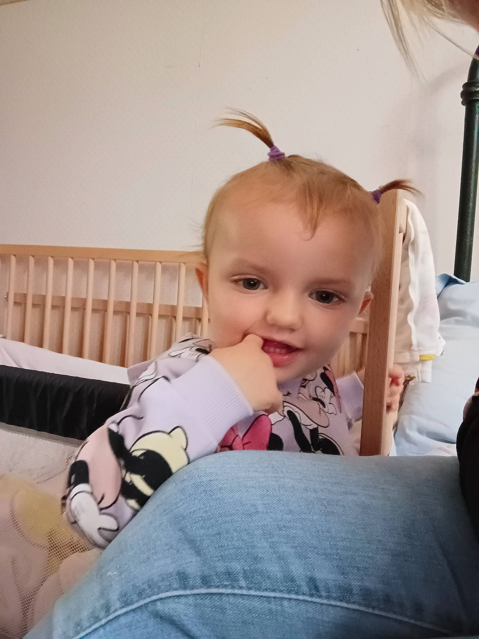 Amélie participe au concours pour gagner de l'argent avec cette photo : baby, baby_products, baby_toddler_clothing, chair, cheek, child, comfort, eyelash, flooring, fun, happy, linens, person, room, sitting, skin, smile, toddler