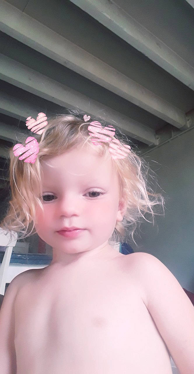 Alyana a rejoint le concours — aidez-le/la à gagner de superbes lots ! beauty, blond, cheek, child, child_model, chin, eye, face, forehead, hair, hairstyle, head, lip, long_hair, neck, person, photography, pink, shoulder, skin