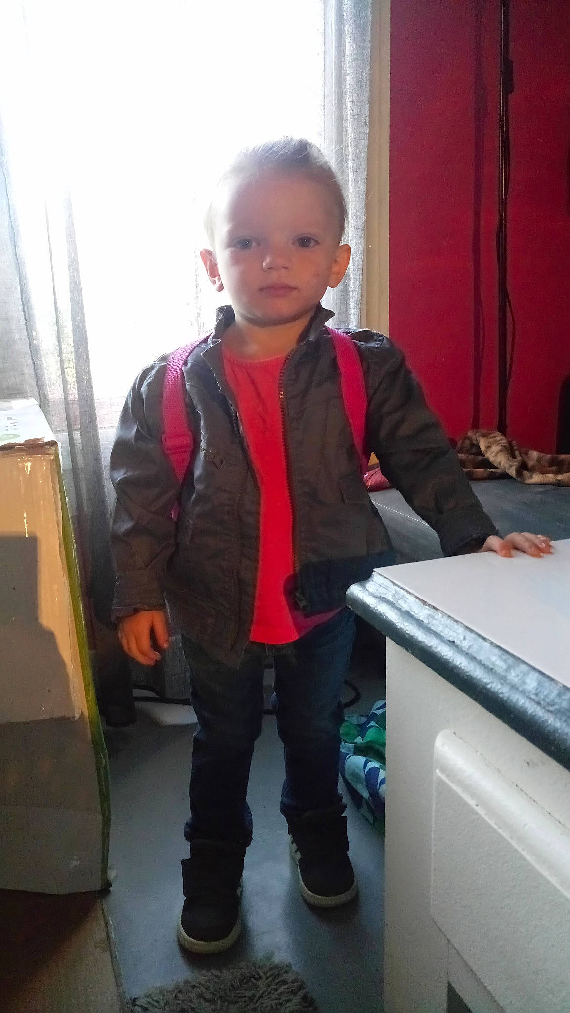 Alyana participe au concours pour gagner de l'argent avec cette photo : baby, child, curtain, electric_blue, flooring, formal_wear, fun, job, machine, person, personal_protective_equipment, room, sitting, sleeve, standing, t_shirt, thumb, toddler