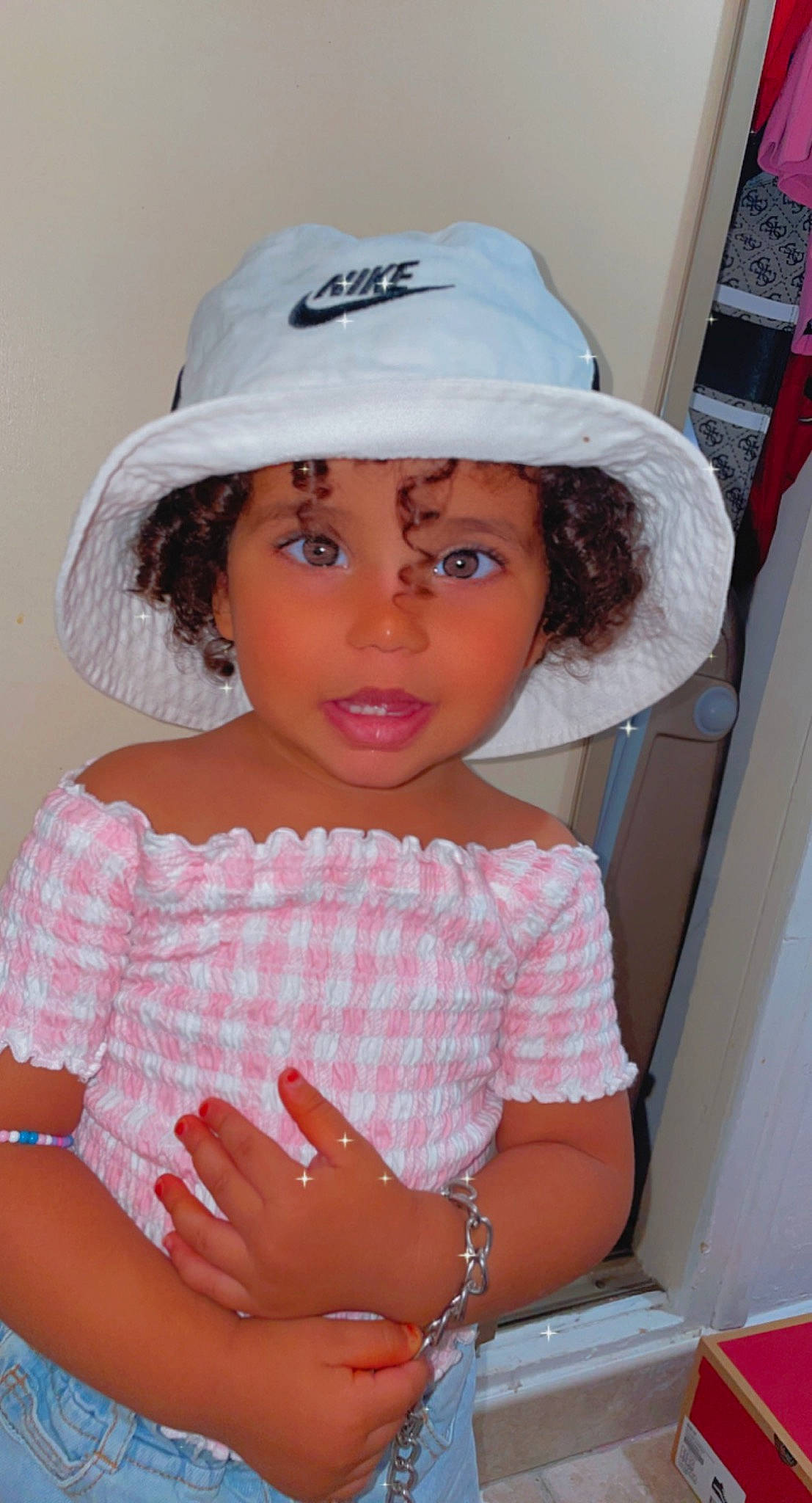 Fatima a rejoint le concours — aidez-le/la à gagner de superbes lots ! baby_toddler_clothing, blond, cap, day_dress, dress, eye, eyebrow, eyelash, fashion_design, hairstyle, happy, hat, headgear, headwear, lip, person, pink, skin, sleeve, sun_hat