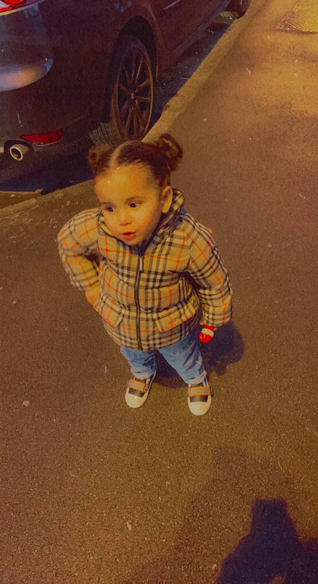 Fatima participe au concours pour gagner de l'argent avec cette photo : asphalt, automotive_design, automotive_exterior, automotive_lighting, automotive_tire, automotive_wheel_system, bumper, car, child, floor, flooring, fun, motor_vehicle, person, plaid, road_surface, tints_and_shades, tire, toddler, vehicle_door