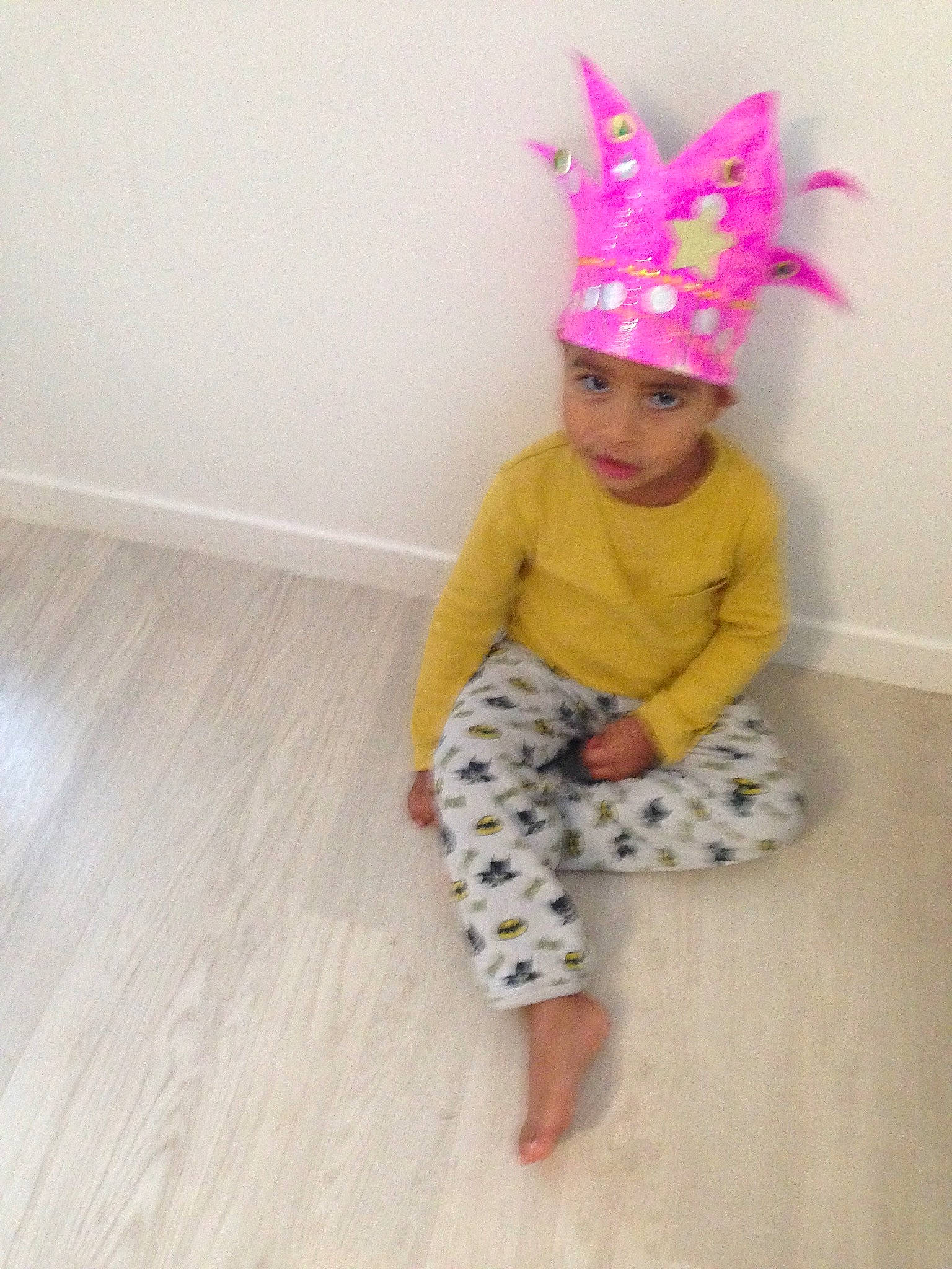 Ernest participe au concours pour gagner de l'argent avec cette photo : baby, baby_toddler_clothing, child, clothing, costume, costume_accessory, costume_hat, crown, fashion_accessory, headgear, headwear, pattern, person, pink, toddler, yellow