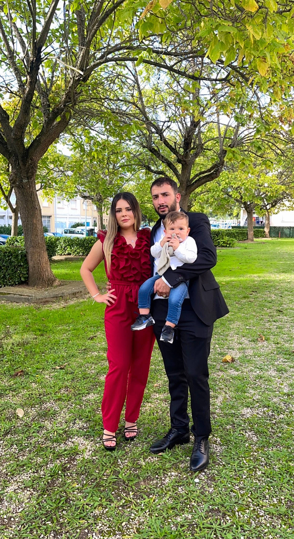 Aylan a rejoint le concours — aidez-le/la à gagner de superbes lots ! costume, electric_blue, event, formal_wear, fun, garden, gesture, grass, grass_family, grassland, happy, leisure, people_in_nature, person, plant, recreation, tree, trousers, walking