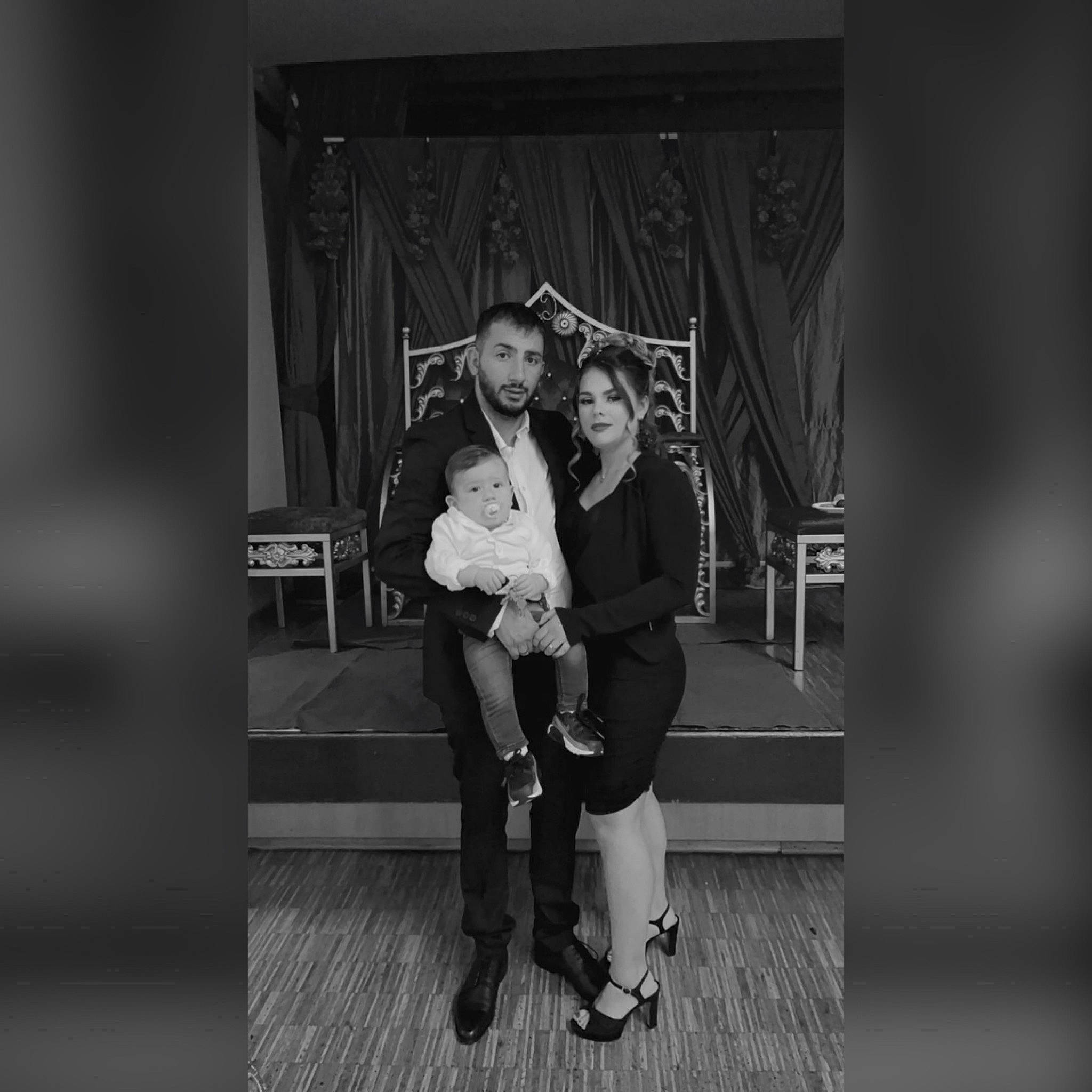 Aylan a rejoint le concours — aidez-le/la à gagner de superbes lots ! black_and_white, boot, curtain, darkness, entertainment, event, eyewear, fashion_design, flash_photography, fun, happy, high_heels, monochrome, monochrome_photography, person, room, sandal, shorts, sitting, still_life_photography