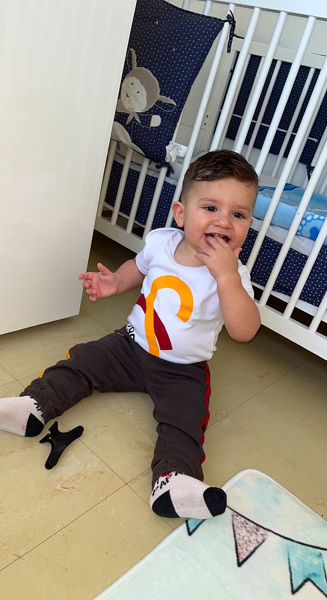 Aylan a rejoint le concours — aidez-le/la à gagner de superbes lots ! baby, baby_toddler_clothing, chair, child, cool, fence, flooring, hairstyle, happy, joint, joy, knee, leg, person, shorts, sitting, sleeve, smile, sportswear, t_shirt