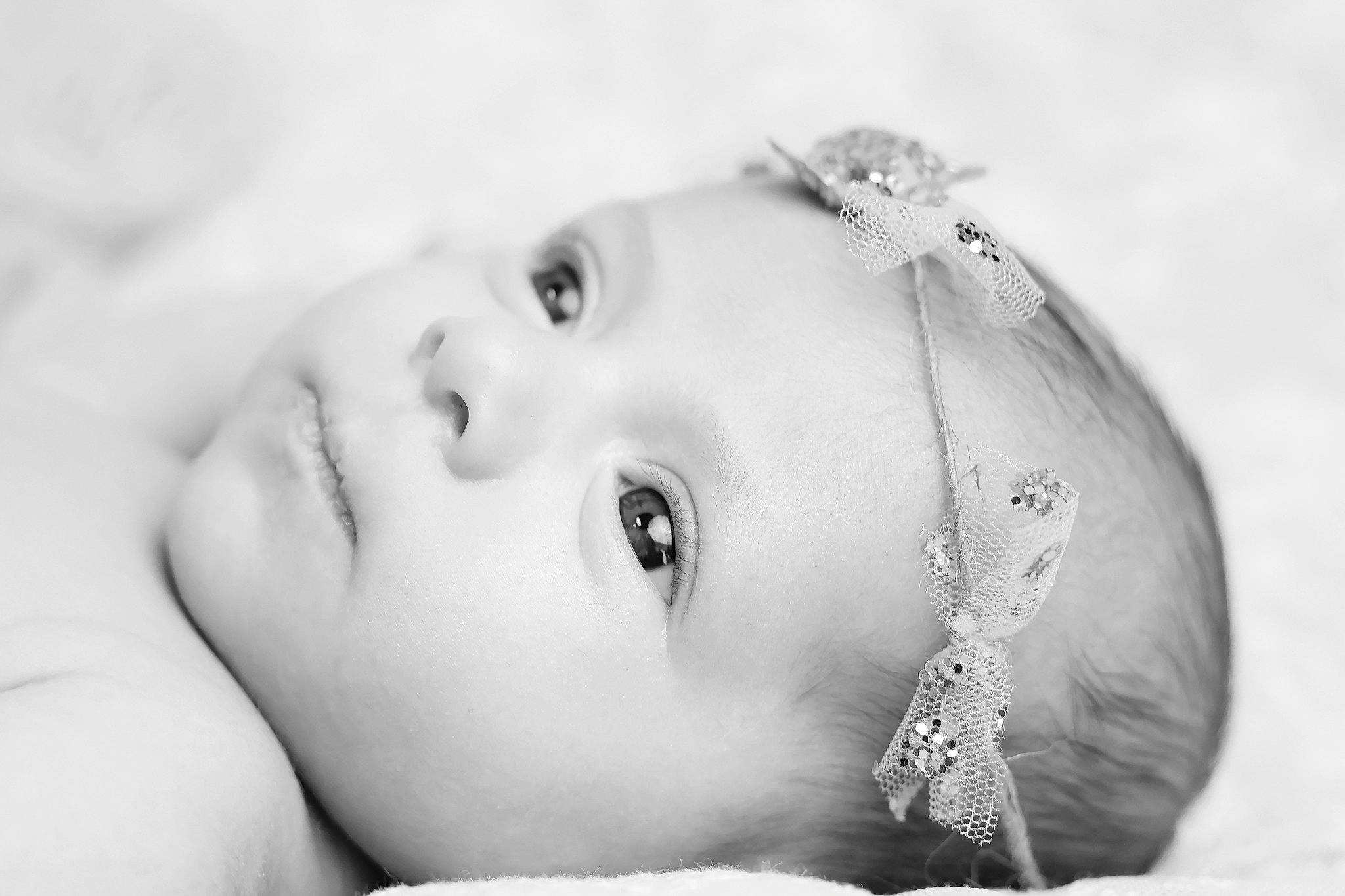 Inalya a rejoint le concours — aidez-le/la à gagner de superbes lots ! baby, black_and_white, child, close_up, eyebrow, eyelash, face, flash_photography, grass, happy, headpiece, iris, jewellery, lip, monochrome, monochrome_photography, nose, person, skin, style