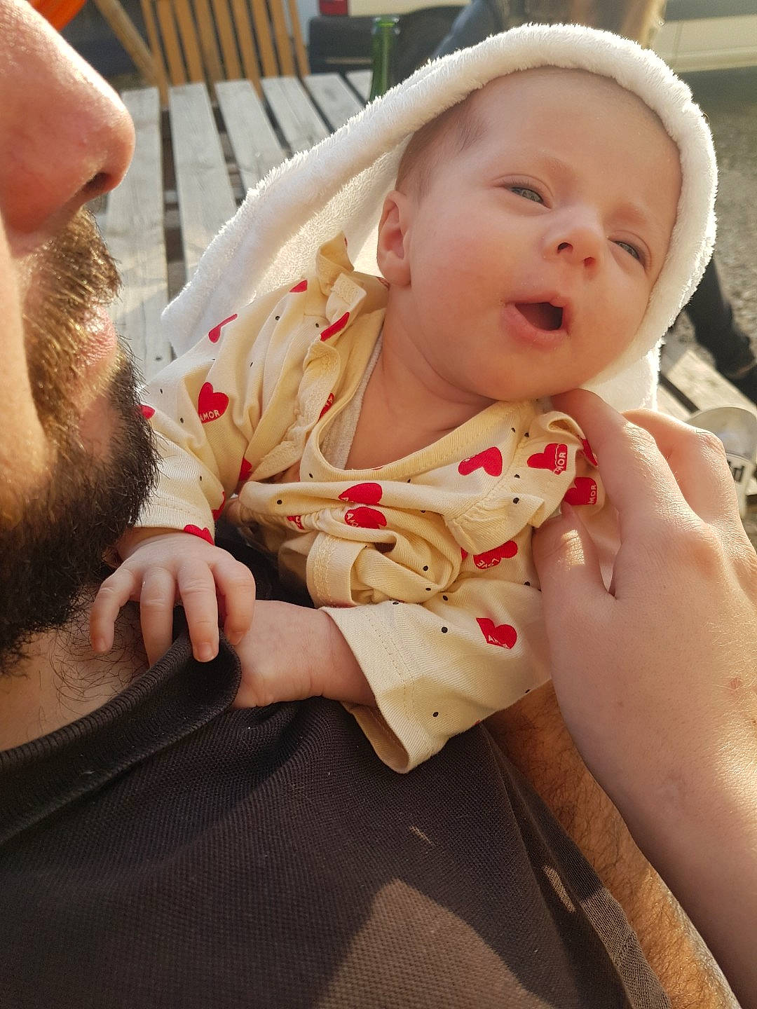 Inalya a rejoint le concours — aidez-le/la à gagner de superbes lots ! baby, baby_toddler_clothing, beard, cheek, comfort, dress, eye, face, finger, gesture, hand, happy, human_body, lip, mouth, neck, nose, person, skin, sleeve