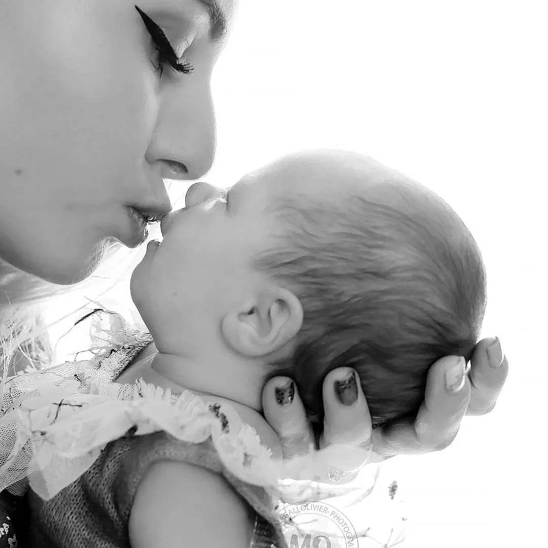 Inalya participe au concours pour gagner de l'argent avec cette photo : arm, cheek, chin, ear, eye, eyebrow, eyelash, finger, forehead, gesture, hand, happy, iris, kiss, lip, mouth, neck, nose, person, shoulder