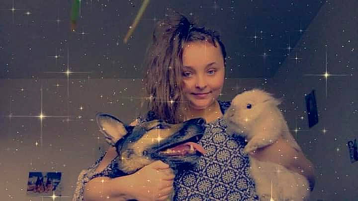 Princesse a rejoint le concours — aidez-le/la à gagner de superbes lots ! art, astronomical_object, canidae, christmas, christmas_ornament, electric_blue, event, fawn, fictional_character, flash_photography, fun, gesture, happy, holiday, people_in_nature, sky, smile, snout, space, winter