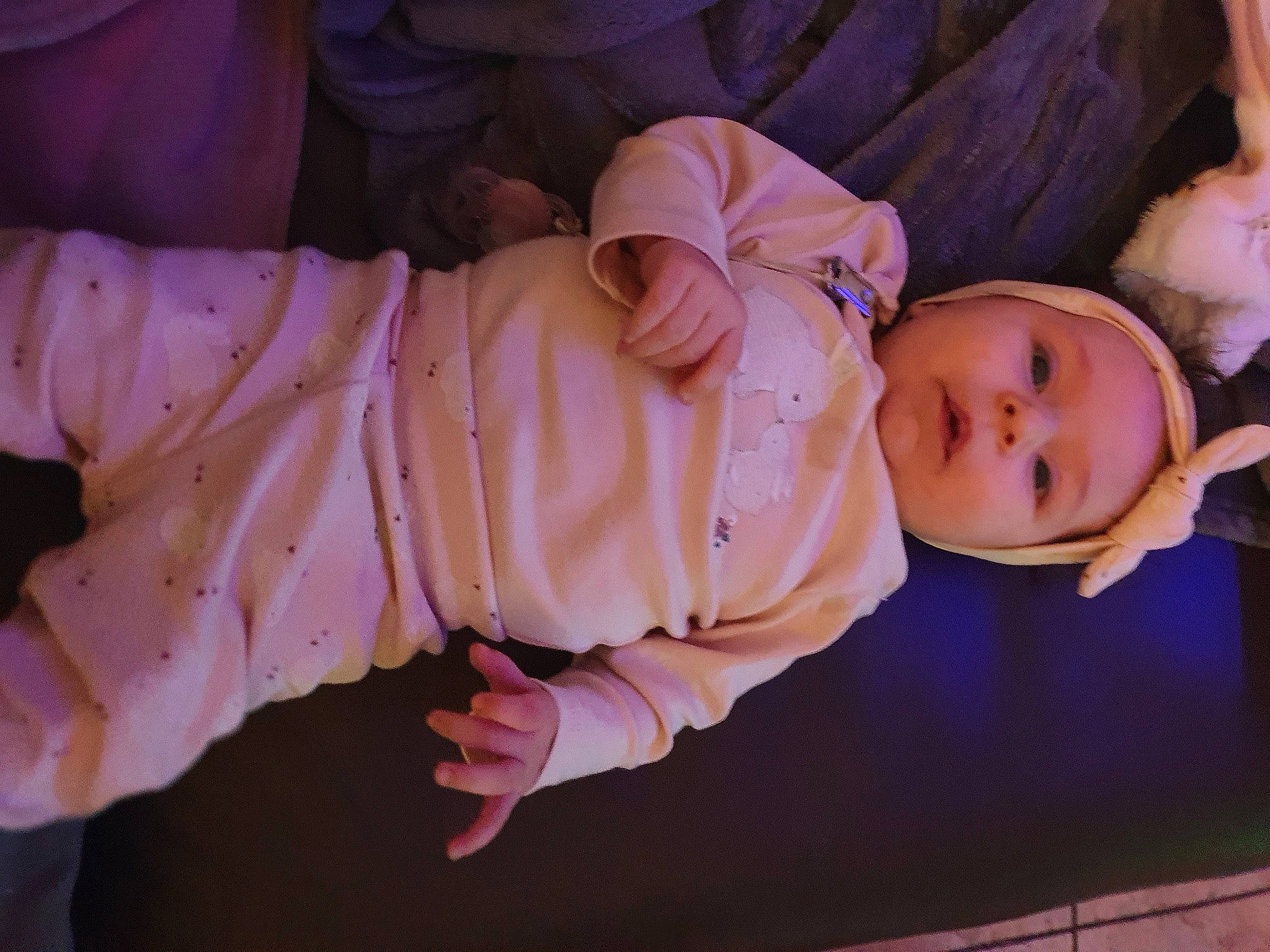 Alessia participe au concours pour gagner de l'argent avec cette photo : baby, baby_products, baby_toddler_clothing, cheek, child, comfort, fun, grass, headwear, human_body, mouth, nose, orange, person, pink, plant, sitting, skin, sleep, sleeve