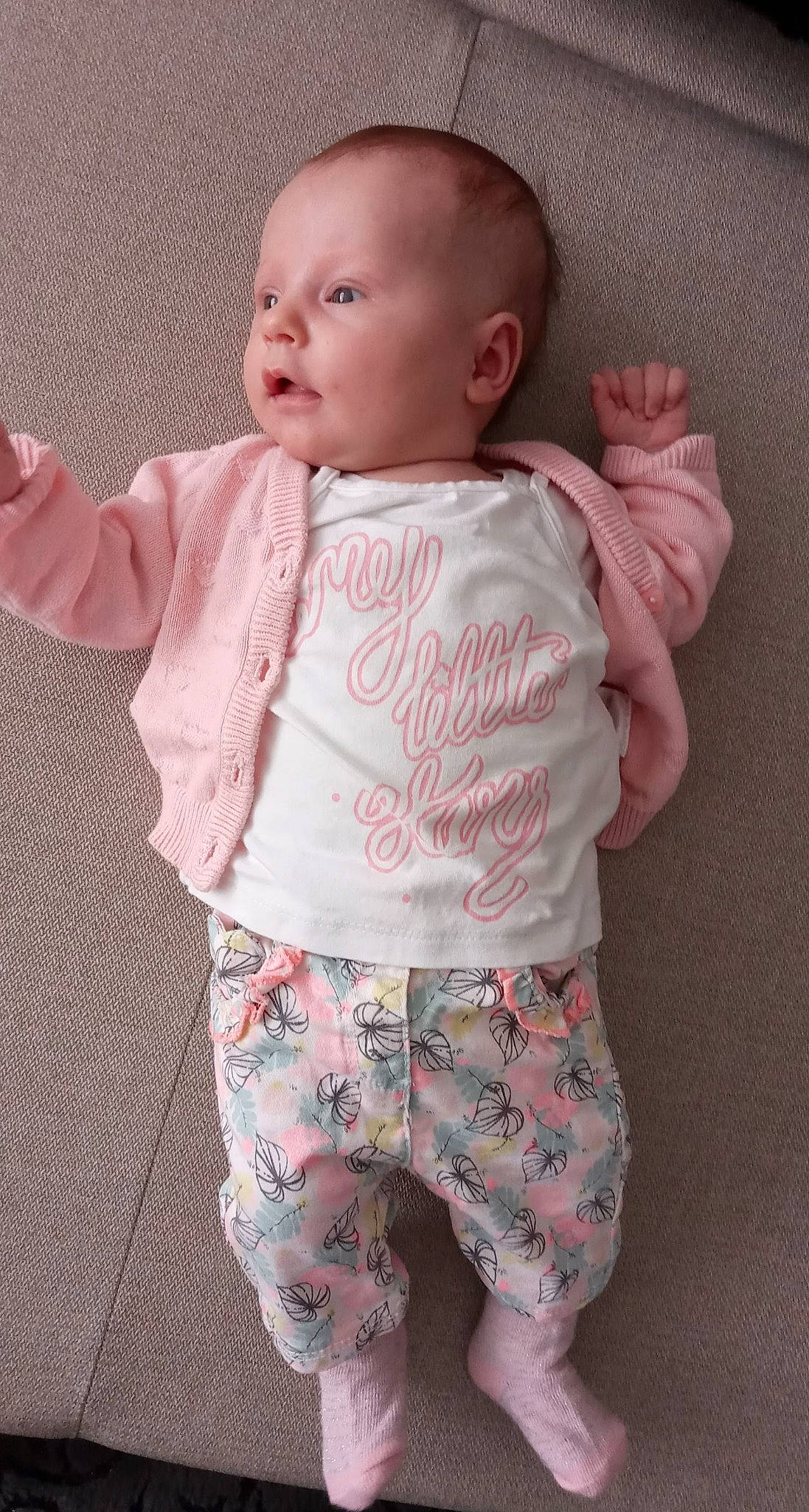 Nélya participe au concours pour gagner de l'argent avec cette photo : baby, baby_products, baby_toddler_clothing, child, clothing, infant_bodysuit, outerwear, pattern, person, pink, product, sleeve, toddler
