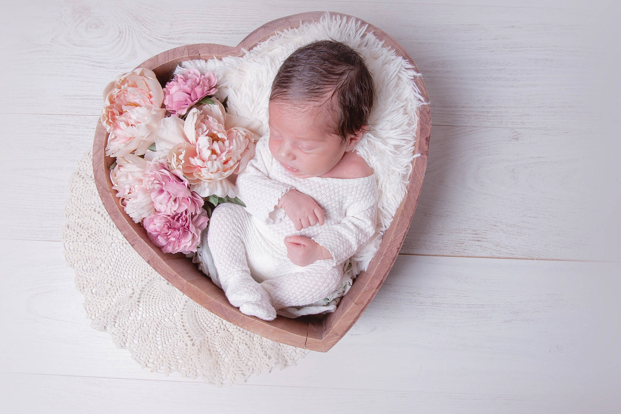 Leïah a rejoint le concours — aidez-le/la à gagner de superbes lots ! baby, baby_products, baby_sleeping, baby_toddler_clothing, bed, bedding, bedtime, child, comfort, fashion_accessory, headgear, headpiece, infant_bed, linens, magenta, person, petal, sitting, sleeve, toddler