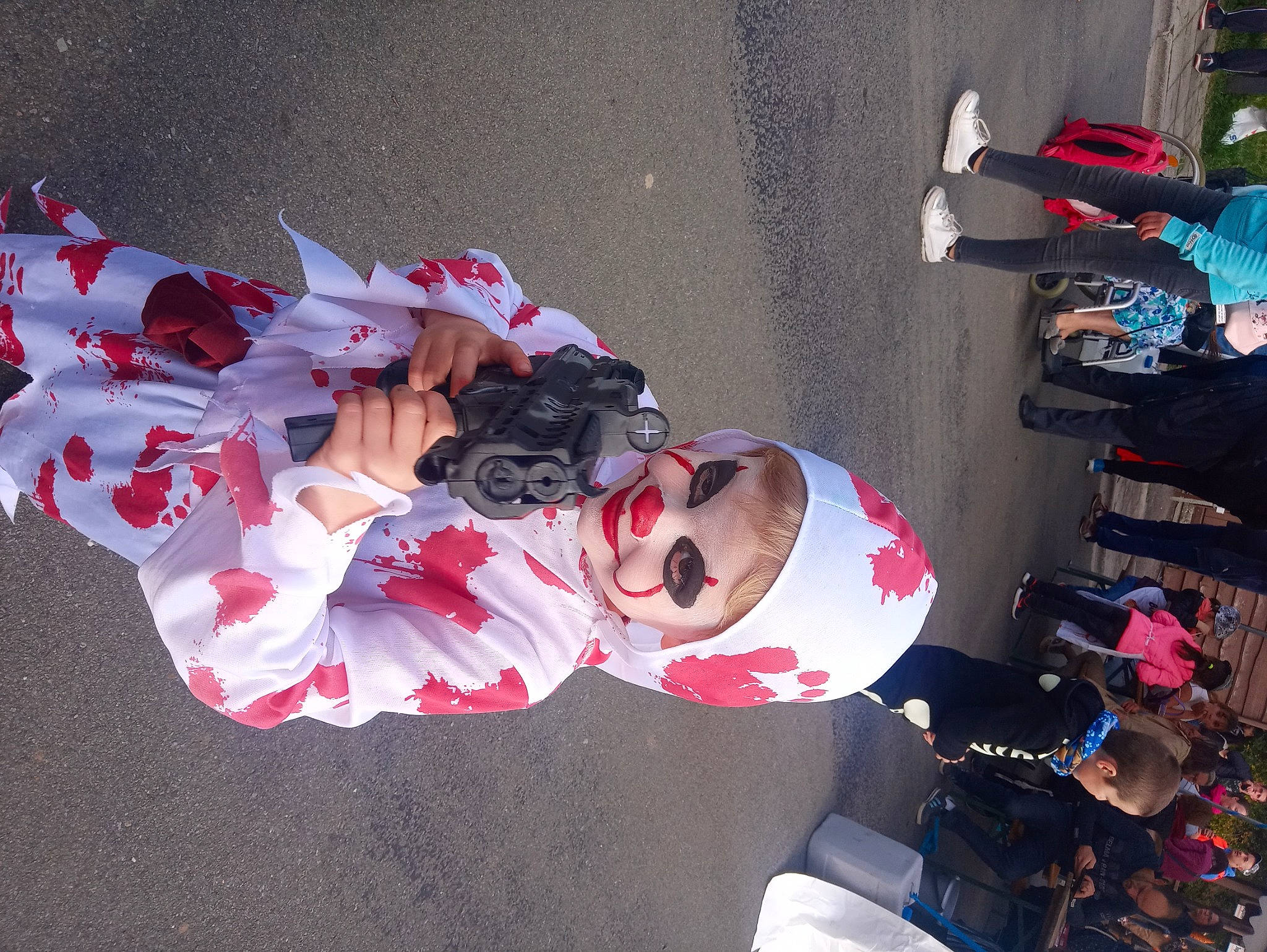 Naël a rejoint le concours — aidez-le/la à gagner de superbes lots ! boot, carmine, child, cosplay, costume, event, festival, fictional_character, fun, hat, joy, person, personal_protective_equipment, pink, plant, recreation, shoe, smile, toddler, tradition