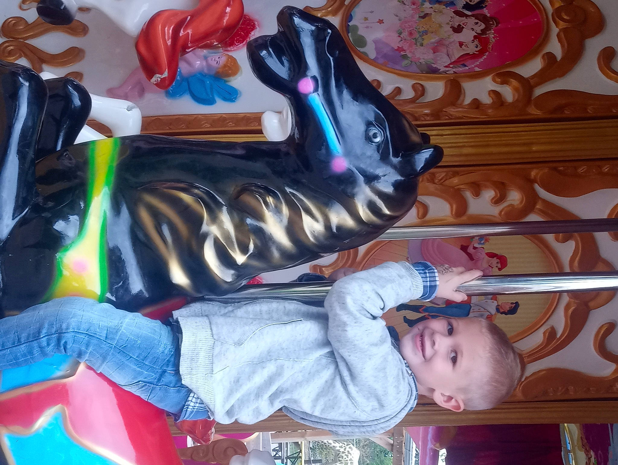 Naël participe au concours pour gagner de l'argent avec cette photo : art, athletic_shoe, automotive_design, bag, carmine, child, fictional_character, fun, hat, joy, painting, person, plastic, room, shoe, sportswear, t_shirt, textile, toddler, toy