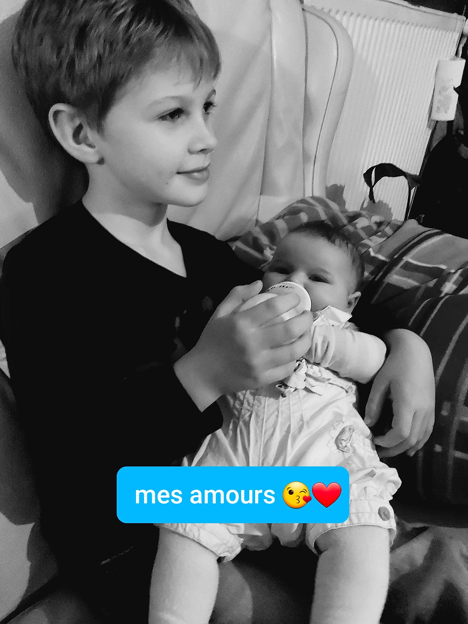 Naël participe au concours pour gagner de l'argent avec cette photo : baby, baby_toddler_clothing, black_and_white, child, finger, flash_photography, fun, gesture, happy, luggage_and_bags, organ, people, person, photograph, product, sitting, snapshot, standing, style, toddler