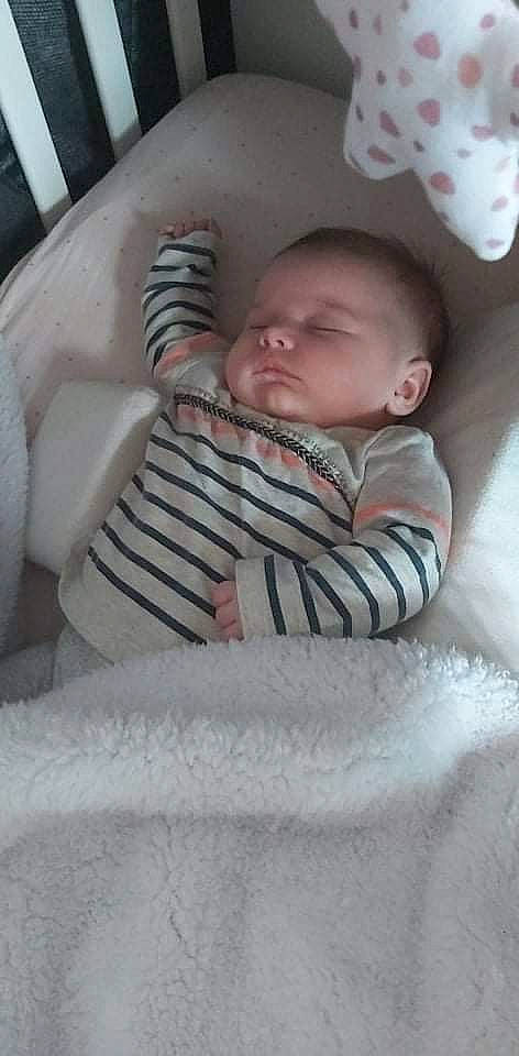 Malia participe au concours pour gagner de l'argent avec cette photo : baby, baby_products, baby_safety, baby_sleeping, baby_toddler_clothing, bedtime, car_seat, cheek, child, comfort, face, facial_expression, head, linens, mouth, person, sitting, skin, sleeve, textile