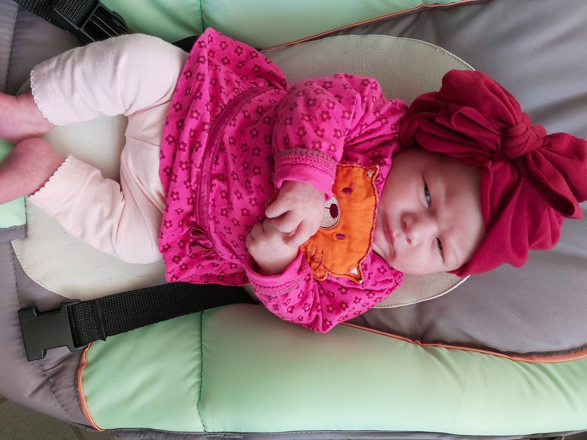 Malia a rejoint le concours — aidez-le/la à gagner de superbes lots ! baby, baby_sleeping, baby_toddler_clothing, car_seat, cheek, child, comfort, eye, finger, hand, headwear, human_body, linens, magenta, mammal, person, pink, purple, skin, sleeve