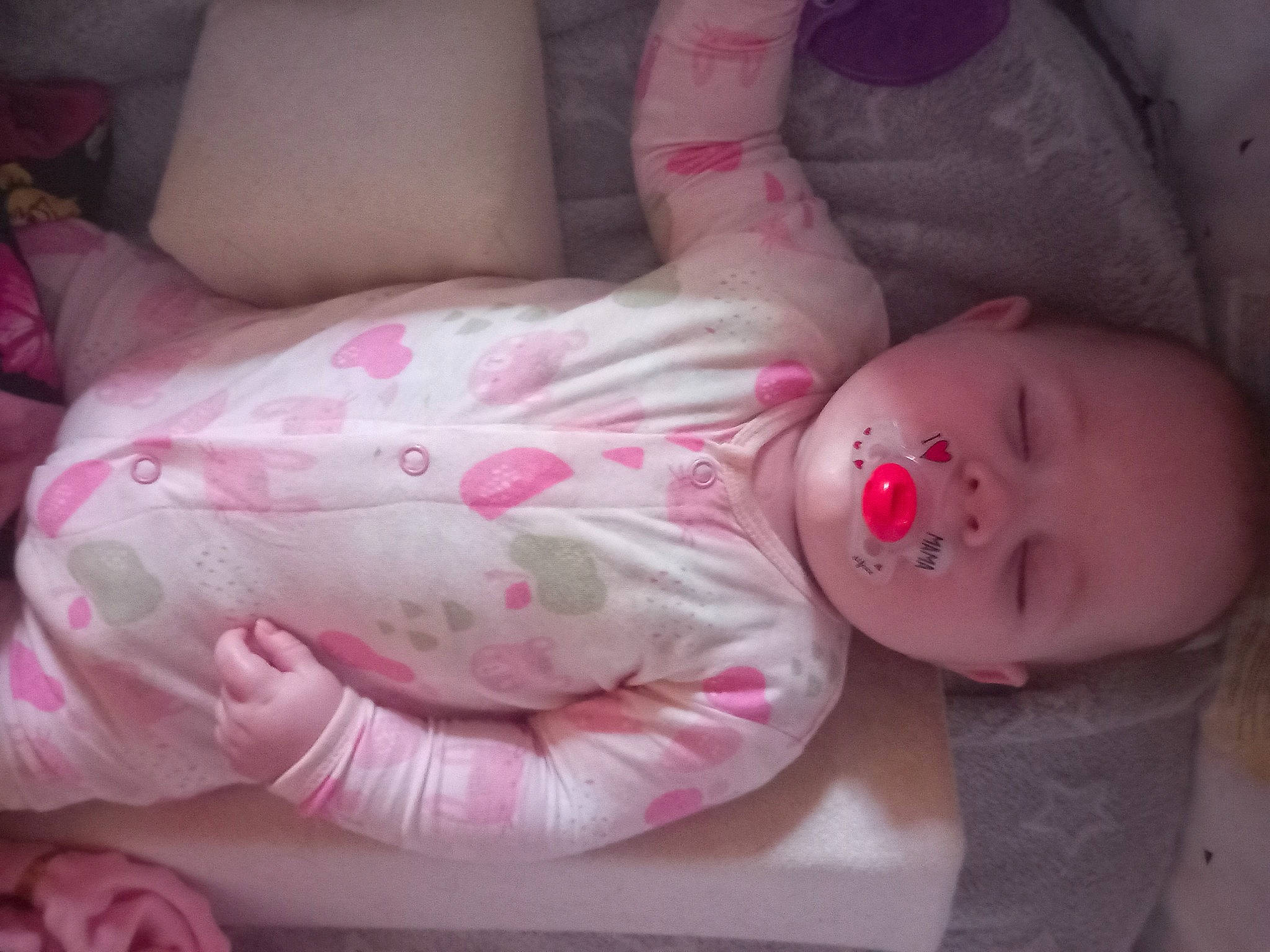 Célia participe au concours pour gagner de l'argent avec cette photo : arm, baby, baby_toddler_clothing, cheek, child, comfort, face, facial_expression, hair, hand, head, human_body, lip, mammal, mouth, nose, person, pink, skin, textile