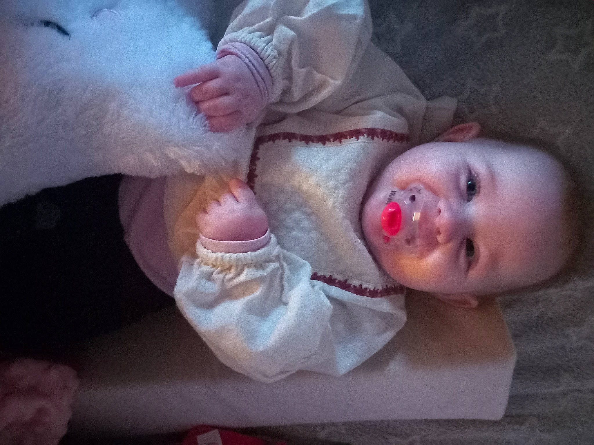 Célia participe au concours pour gagner de l'argent avec cette photo : baby, baby_toddler_clothing, cheek, child, ear, finger, gesture, hand, headgear, human, lip, mouth, nail, nose, person, pink, skin, smile, thumb, toddler